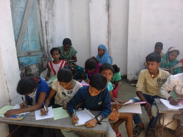 सयौँ बालबालिका प्रचण्ड गर्मी र हावाहुरीको सामना गर्दै खुला आकाशमुनि पढ्न बाध्य(फोटो फिचर)