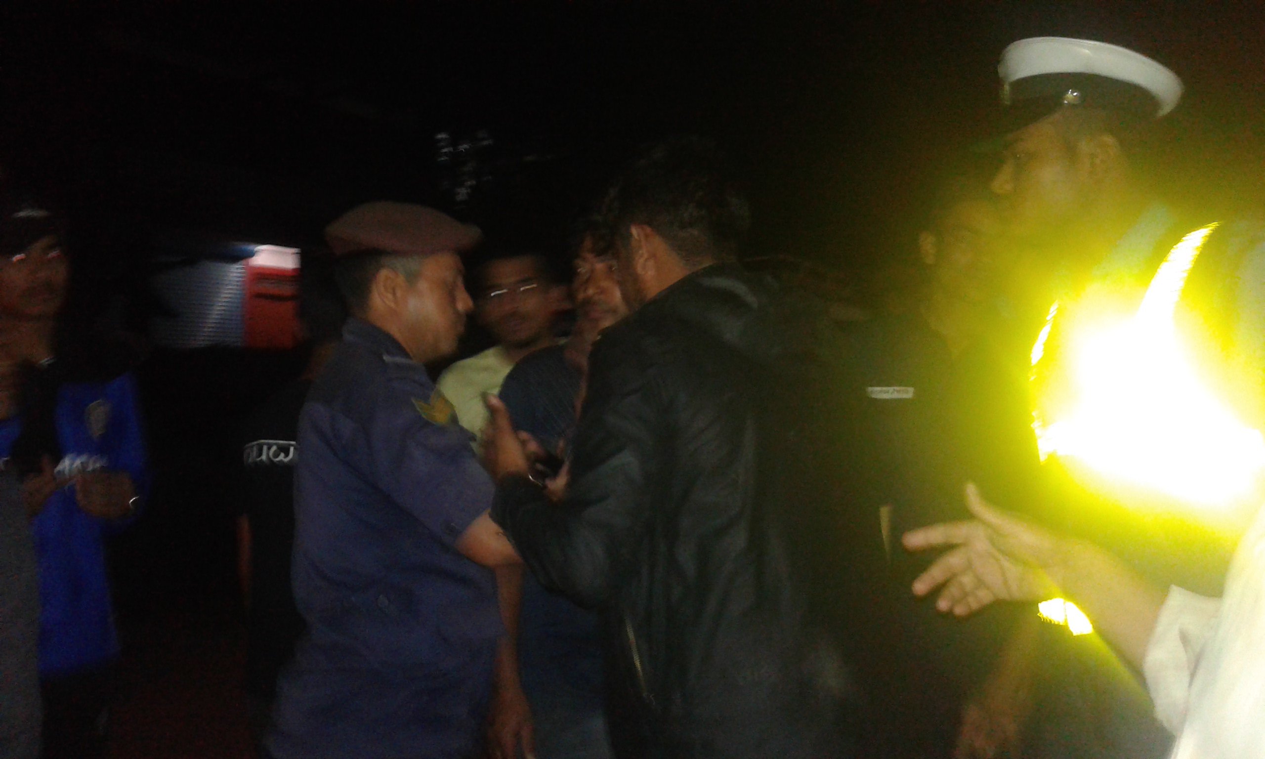 समाचार संकलन गर्ने क्रममा प्रहरीले अपशव्द प्रयोग गर्दै पत्रकारको क्यामेरा खोसेर दुर्व्यवहार