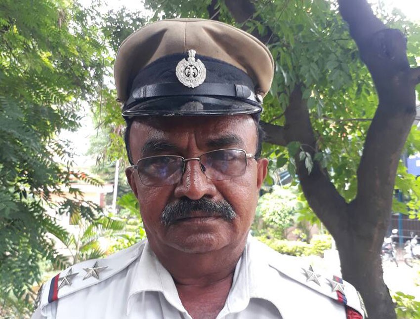 राष्ट्रपति प्रणव मुखर्जीको बाटो छेकेर एम्बुलेन्सका लागि बाटो खुलाउने ट्राफिक पुरस्कृत