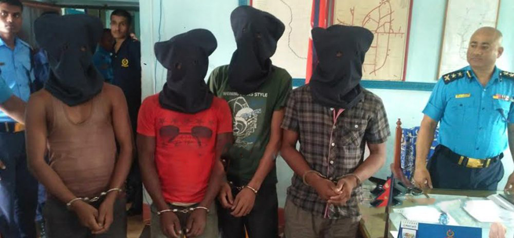 ब्युटिसियन  युवतीलाई सामुहिक बालात्कार गरेको आरोपमा चार जना युवा सार्वजनीक