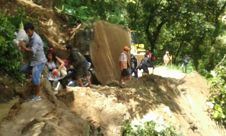 अविरल बर्षासंगै परेको पहिरोले नुवाकोटका विभिन्न सडकमार्ग अवरुद्ध