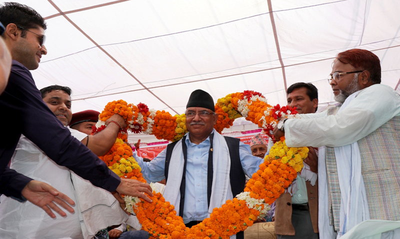 प्रचण्डलाई २५ किलोको माला