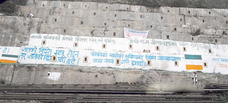 दार्जिलिङमा भाषा आन्दोलन, साइनबोर्ड फेर्दै गोर्खाली