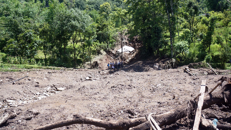 अविरल वर्षाका कारण मध्यरातमा पोखरा पहिरो, एक घर पुरियो