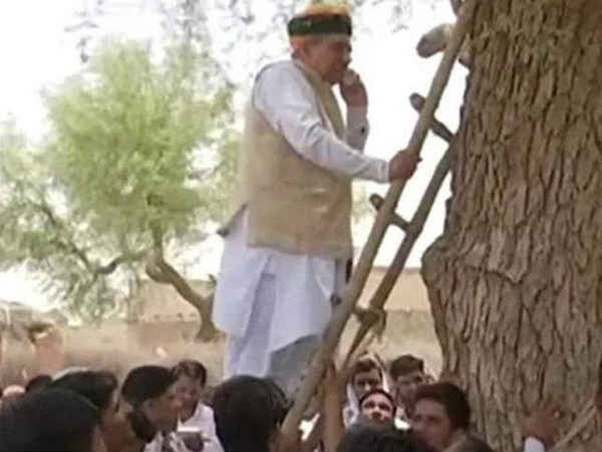 नेटवर्क नटिपेपछि भर्‍याङ चढेर मन्त्रीले गरे फोन