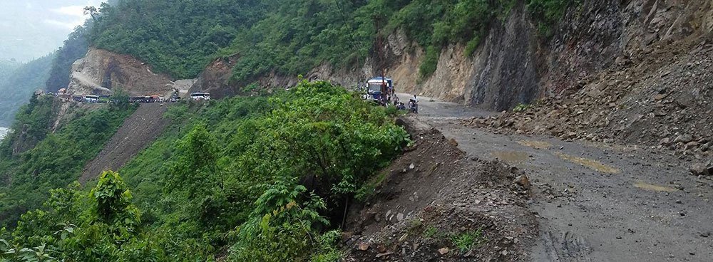 एकै दिन दुई पटक पहिरो खस्दा मुग्लिन–नारायणगढ खण्ड फेरि अवरुद्ध,पहिरो हेर्न गएका एकको मृत्यु