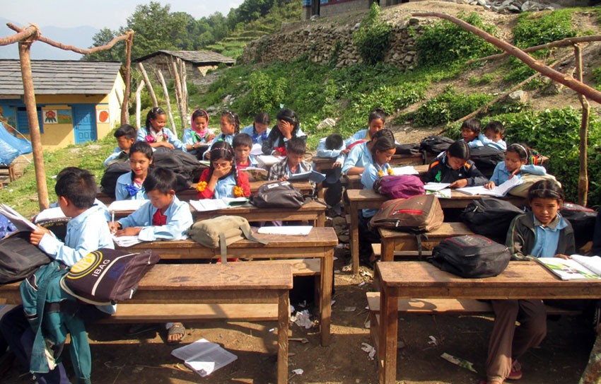 कक्षाकोठाको अभावमा विद्यार्थी त्रिपालमुनि बसेर पढ्न बाध्य