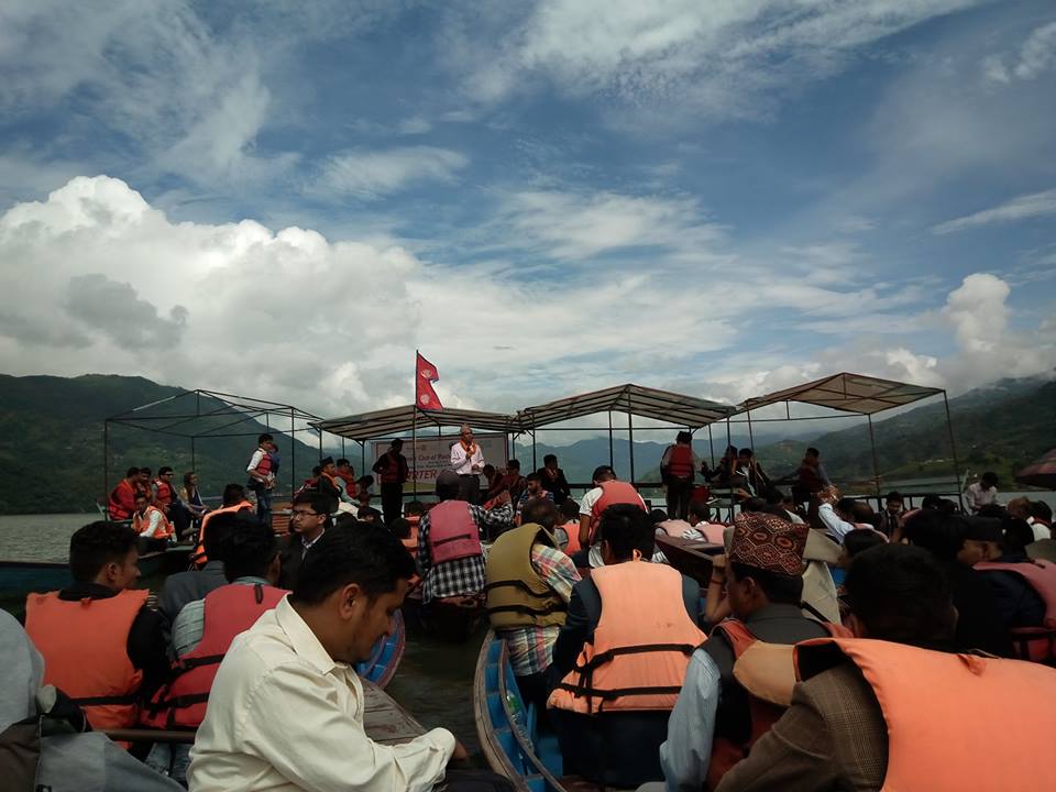 रोट्रयाक्ट क्लव अफ पोखरा लेकसाइडलको चार्टर सेरोमनी फेवातालमा डुंगामाथि
