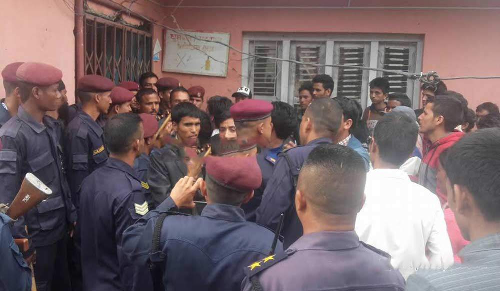 एलडीओलाई विद्यार्थीले कार्यकक्षमै थुने