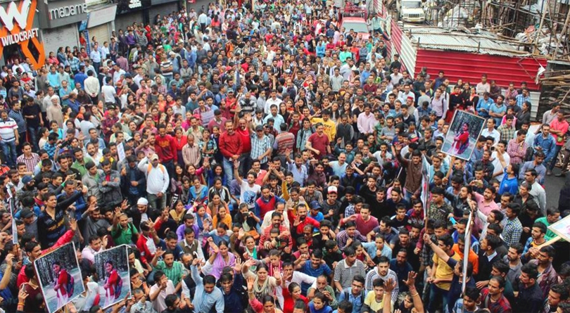 प्रहरी हिरासतमा नेपाली युवाको मृत्यु भएको घटनाको छानविन गर्न माग गर्दै भारतको सिमलामा नेपालीहरु आन्दोलनमा