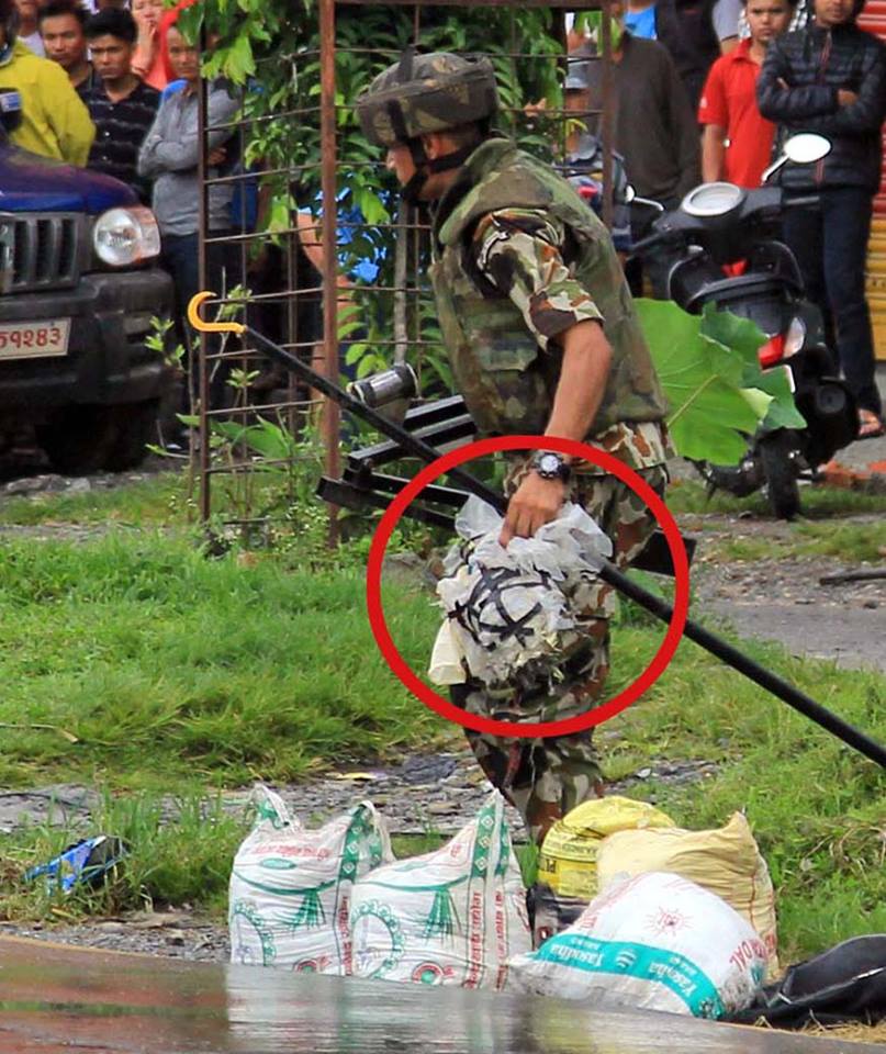 पोखरामा बम्ब काण्ड : झोलामा बम्बको साटो रङ्गको बट्टा