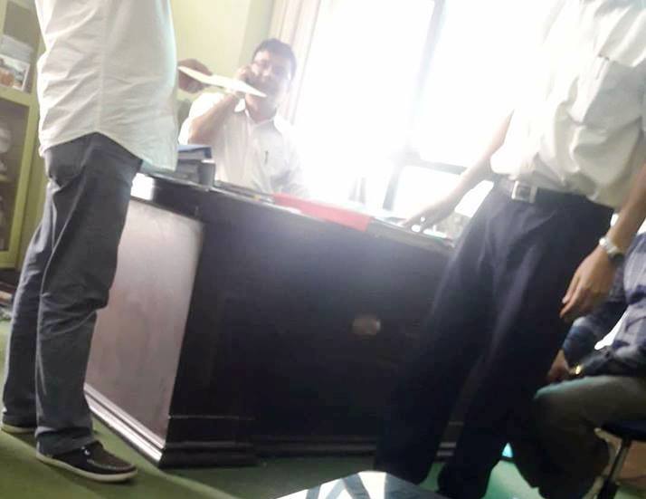 सिटीईभिटी परीक्षा शाखा उपनियन्त्रक नवराज कोइरालालाइ विप्लव निकट अखिल (क्रान्तिकारीले)दले कालो मोसो