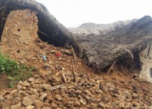 सल्यानमा एक्कासी घर भत्कीएपछि एक घर परिवार विचल्लीमा
