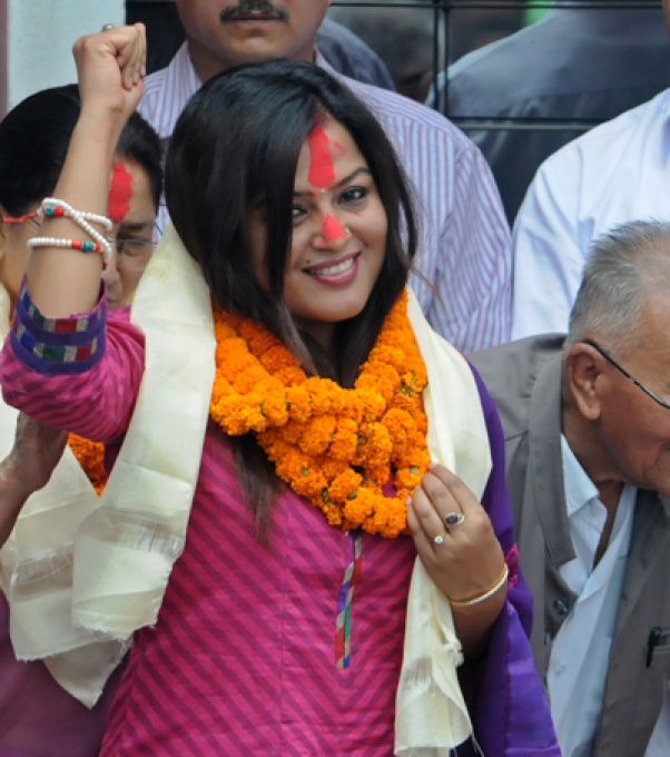 चलचित्र नायिका रेखा थापाले फेरी पार्टी परिवर्तन गरिन