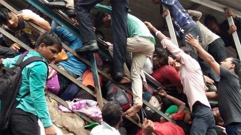 मुम्बईको रेलवे स्टेशनमा भागदौड मच्चिँदा २२ जनाको मृत्यु