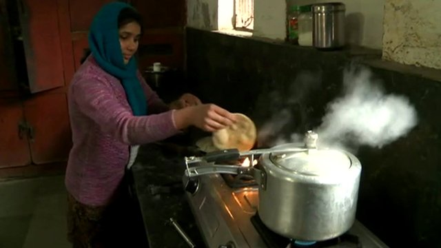 घर गएको बेला महिनावारी भएपनि ढाँटेर खाना पकाऊँदा…