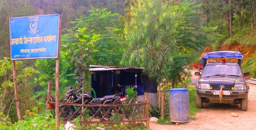 प्रहरीकै संरक्षणमा जडिबुटीको चोरीनिकासी
