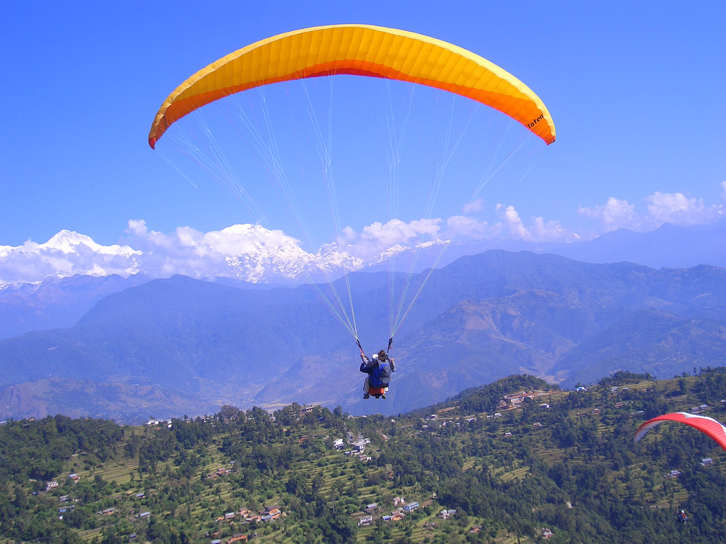फेवातालको किनारमा प्याराग्लाइडिङ दुर्घटना हुँदा चिनिया नागरिक घाइते