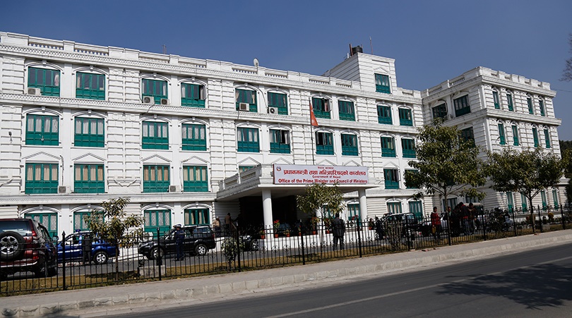 बिचौलियाको बिगबिगी : गृह र प्रधानमन्त्री कार्यालयमै बिचौलिया