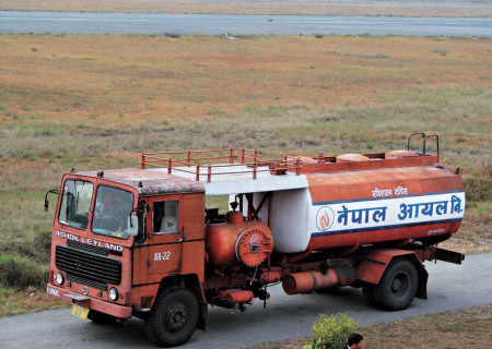पेट्रोलियम पदार्थमा खरिद मूल्यभन्दा दोब्बरले बढी हुने गरि कमिसन र कर