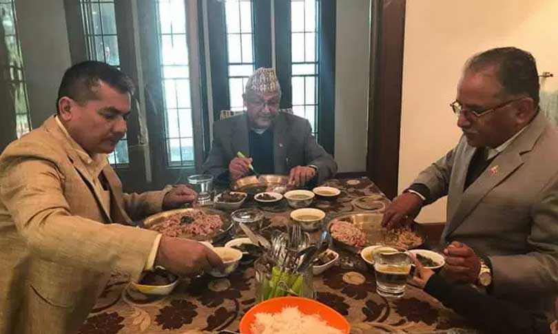 प्रचण्ड-ओली वान टु वान वार्तामा पाक्दैछ खिचडी : सैद्धान्तिकभन्दा पद बांडफांडमा किचकिच