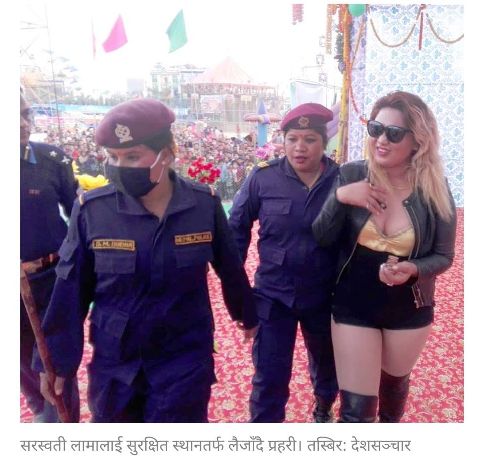 गीत गाउँदागाउँदै गायिकाले आफ्नै कपडा खोल्न थालेपछि…