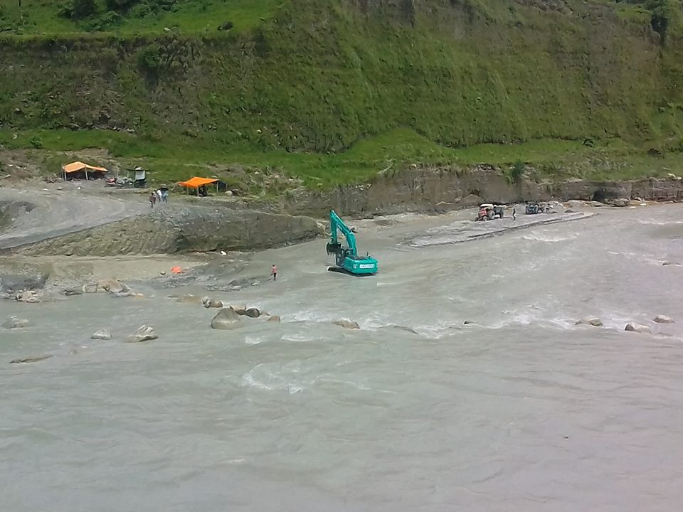 पोखरामा स्थानिय तहद्वारा नै नदिजन्य पदार्थको अबैध दोहन