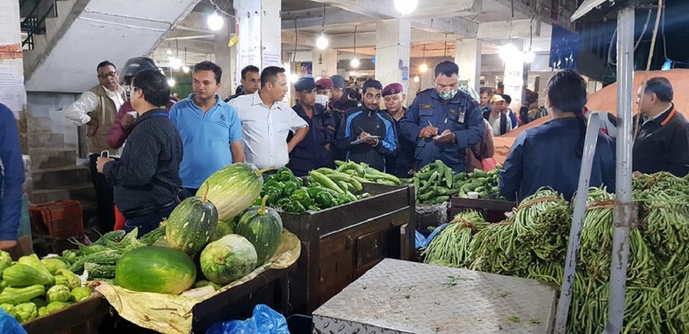 बल्खुस्थित तरकारी बजारमा छापा, अधिकांश पसलहरु बिना दर्ता सञ्चालनमा
