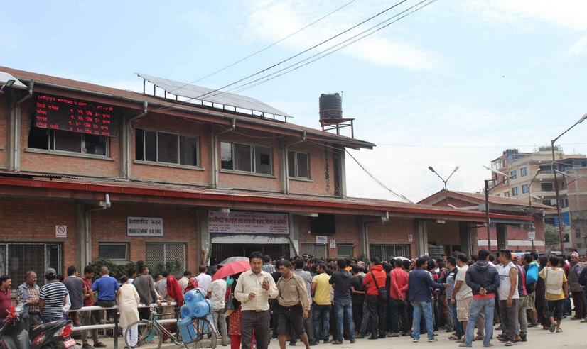 अनुगमनको विरोधमा कालिमाटीका व्यापारी अन्दोलनमा, दुई ट्रक नियन्त्रणमा