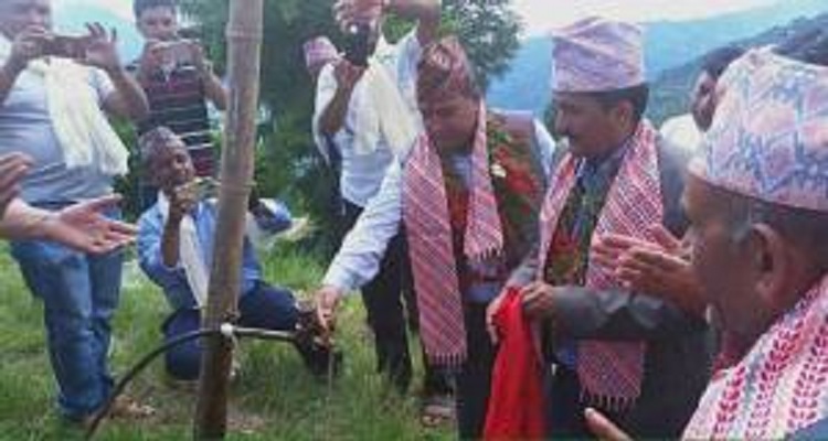 सुकेको बाँसमा प्लास्टिकले अडाएको धारा सांसदद्वारा उद्घाटन