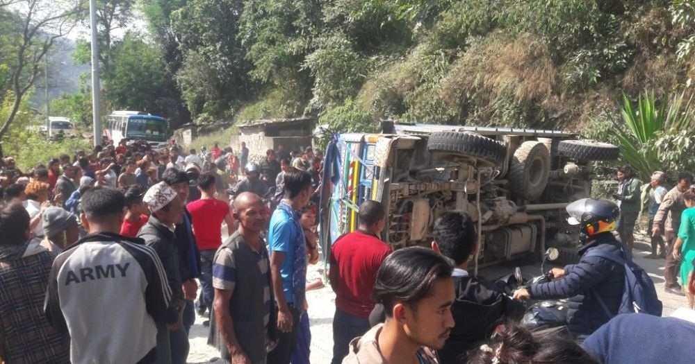 सिन्धुपाल्चोकको भैंसेमा टिपर दुर्घटना, एकको मृत्यु, दर्जन बढी घाइते