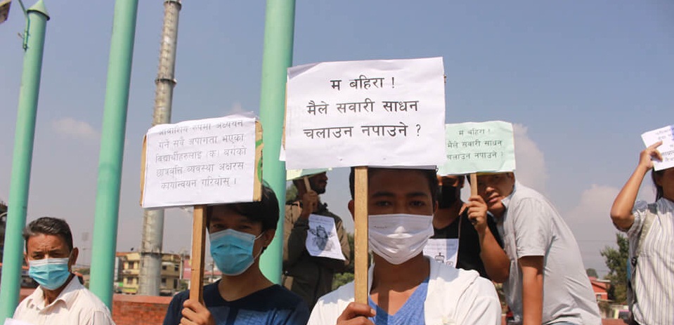 सवारीचालक अनुमतिपत्र माग गर्दै बहिराको प्रदर्शन