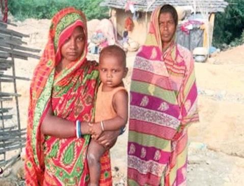 जग्गा दलालद्वारा ६० वर्षदेखि चर्चेको निम्नवर्गीय डोमको घरमा डोजर : १८ जनाको बिचल्ली