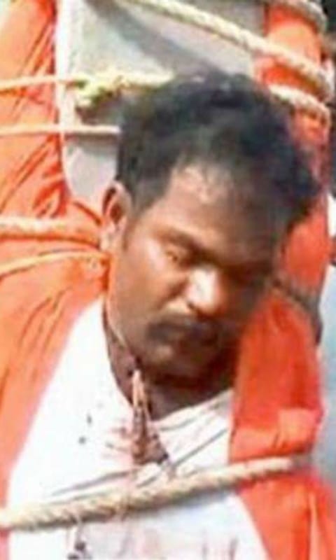 छोरा बनाईदिने भन्दै यौन प्यास मेटाउने बाबालाई पोलमा बाँधेर रामधुलाई