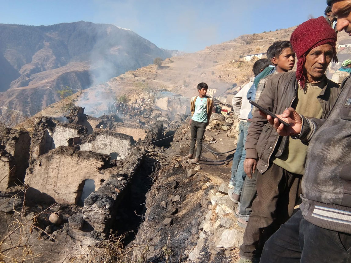 कालिकोटको खाडा आगोले ध्वस्त,आगो निभाउन गाउँमा न युवा छन् न पानी