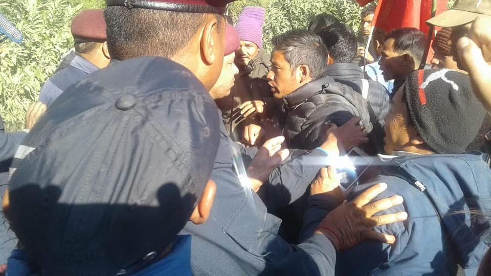 मन्त्रीको निर्देशनमा गिरफ्तार नेकपाका दुई नेतालाई जनताले प्रहरी नियन्त्रणबाट खोसे