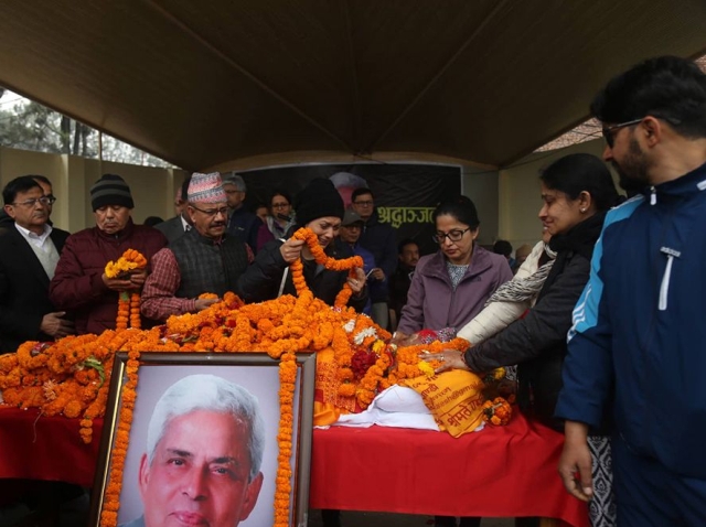पूर्वमन्त्री अधिकारीको अन्त्येष्टि आजै, तीन छोरीले दिए दागबत्ति