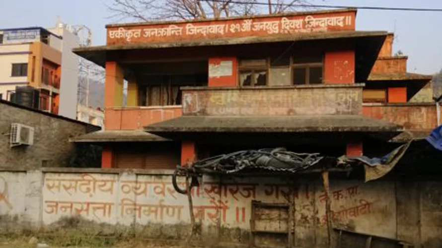 ने.क.पा.को कार्यालय रहेको रातो घरमा प्रहरीको ताला, प्रहरीको तालामाथि आफ्नो ताला लागेको ने.क.पा.को दाबी