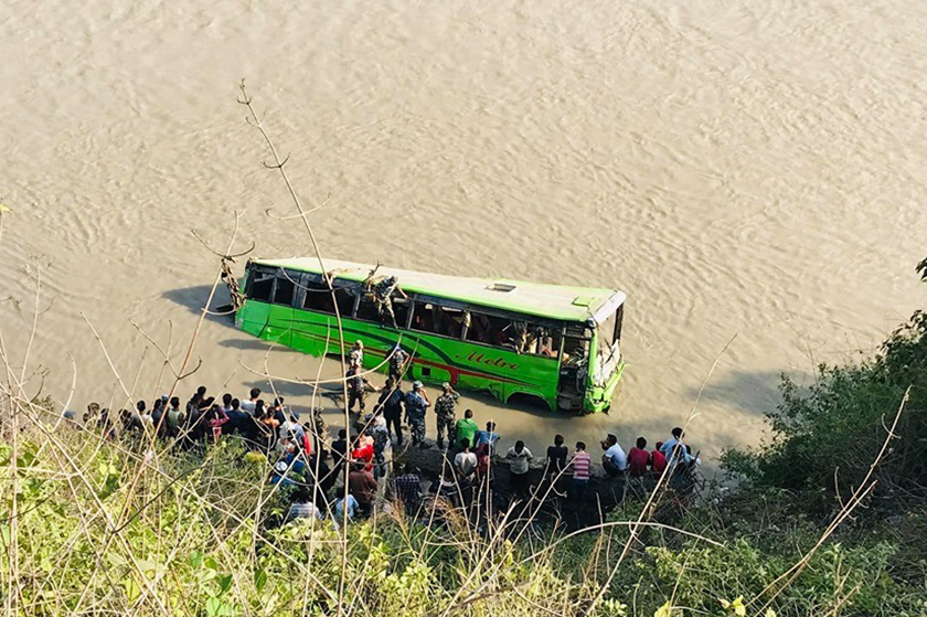 काठमाण्डौ जाँदै गरेको बस त्रिशुलीमा खस्दा पाँचको मृत्यु, २९ यात्री घाइते