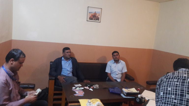 पोखराबाट ४० हजार घुससहित ड्राइभिङ व्यवसायीलगायत दुई जना पक्राउ