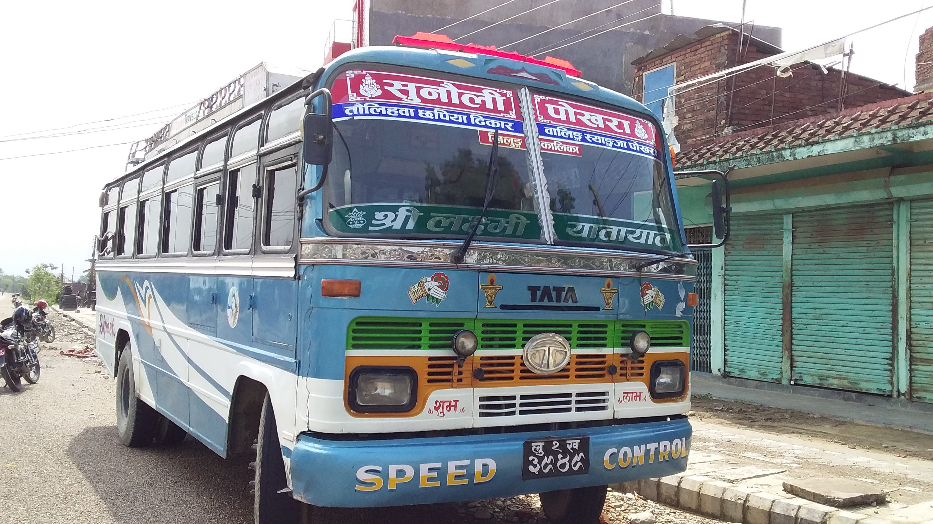 युवतीलाई झुक्याएर बसमा तौलिहवा पुर्याउने दुई जनालाई प्रहरीले कागज गराई शंकास्पदरुपमा छाड्यो
