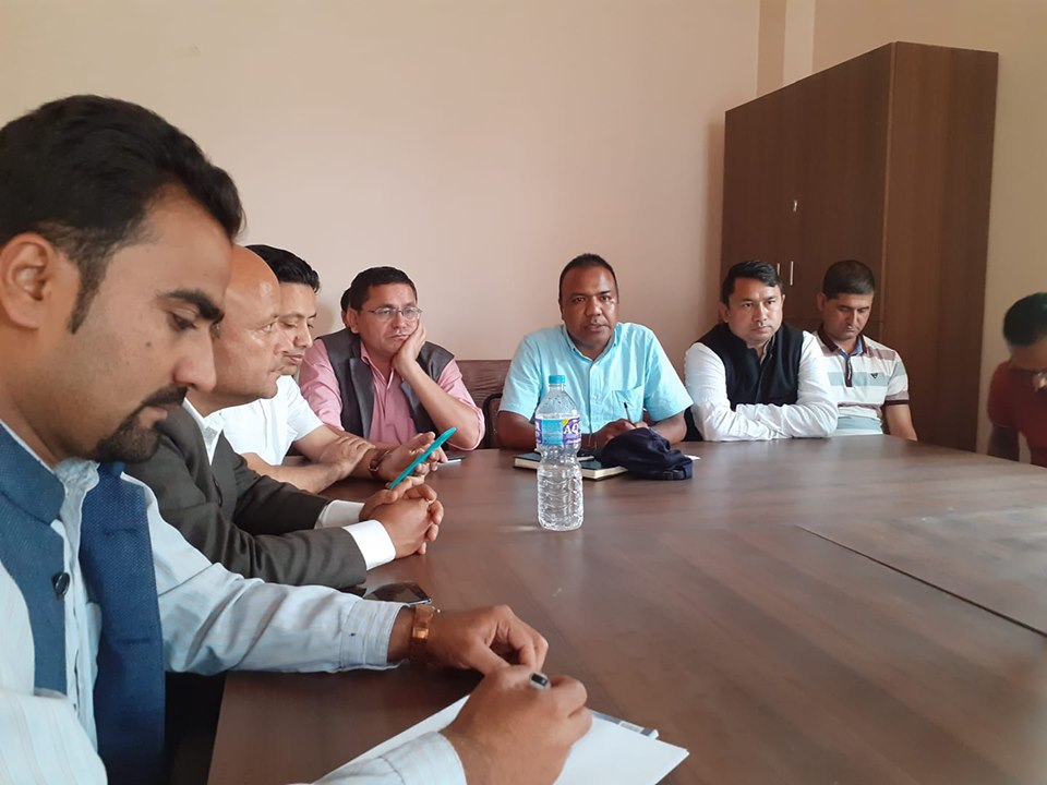 पत्रकारहरुले दिउँसै लाल्टिन बालेर सिट्ठी बजाउने