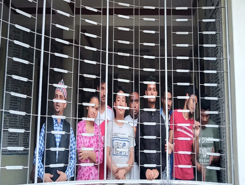उच्च अदालत पोखरा प्रहरीको घेराबन्दीमा, फेरी गिरफ्तार हुने भयले ने.क.पा. कास्कीका सेक्रेटरी आक्रोश लगायत नौ जना बारको शरणमा