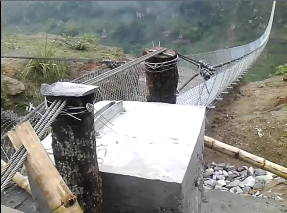 पुल उद्घाटन नहुँदै भत्किएर टेका लगाउने अबस्थामा : जनताको बिरोधपछि मर्मत शुरु
