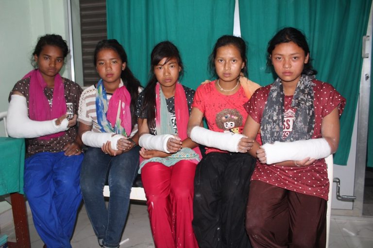 रोल्पामा शिक्षिकाको निर्मम कुटाइबाट १४ बिद्यार्थी सख्त घाइते