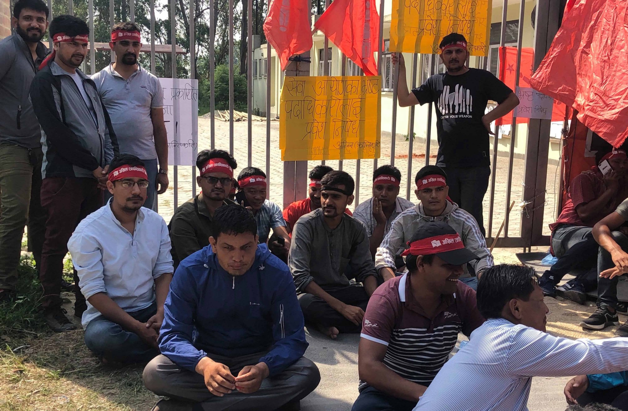 बैद्य माओवादीका केन्द्रीय सदस्य श्रेष्ठसहित १७ जनालाई प्रहरीद्वारा हातपात गर्दै  गिरफ्तार