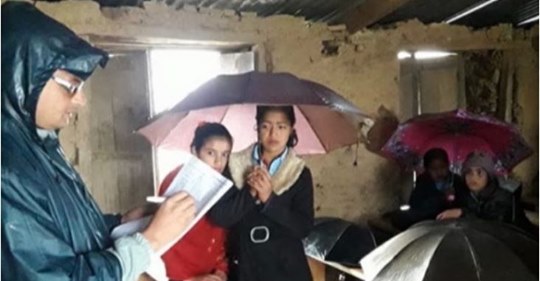 रेनकोट लगाएर पढाउंछन् शिक्षक, छाता ओढेर पढ्न बाध्य छन् बिद्यार्थी !