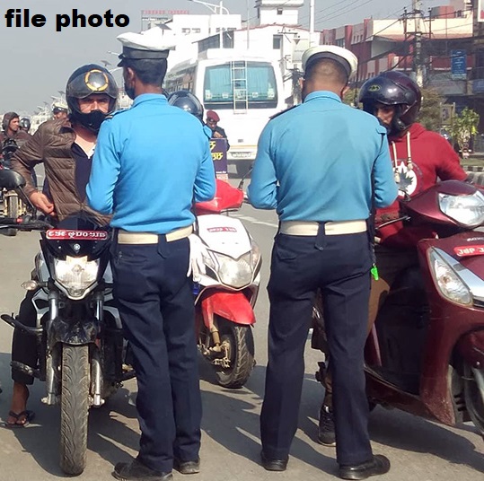घुस मागेको आरोप लागेपछि पोखराबाट दुई ट्राफिक प्रहरी पक्राउ