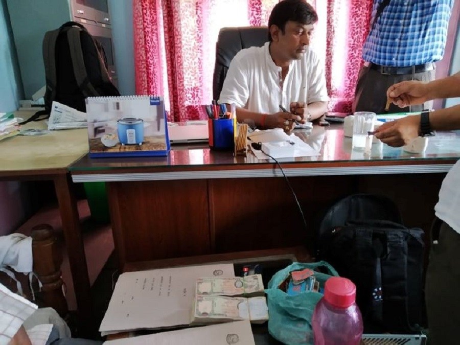 घुस लिएको आरोपमा कार्यालय प्रमुखसहित दुई इन्जिनियर पक्राउ, घुस रकम भने चामलको बोराभित्र लुकाएको अबस्थामा बरामद