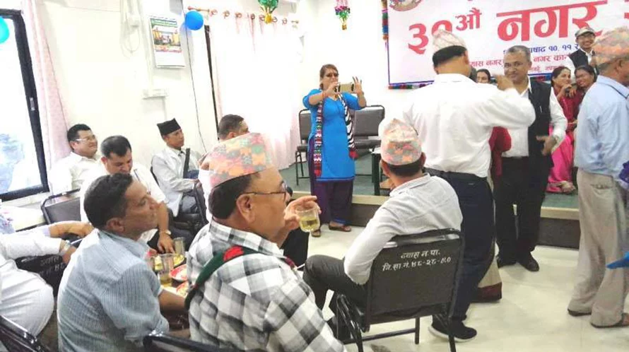 पत्रकारका नाममा ब्यास नगरपालिकाका जनप्रतिनिधि र कर्मचारीहरुको जाँड पार्टी : रक्सीमा झुमे, नाचे र रमाए जनप्रतिनिधि अनि कर्मचारी (हेर्नुस भिडियो)